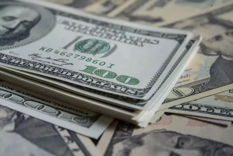Dólar perde força como porto seguro global